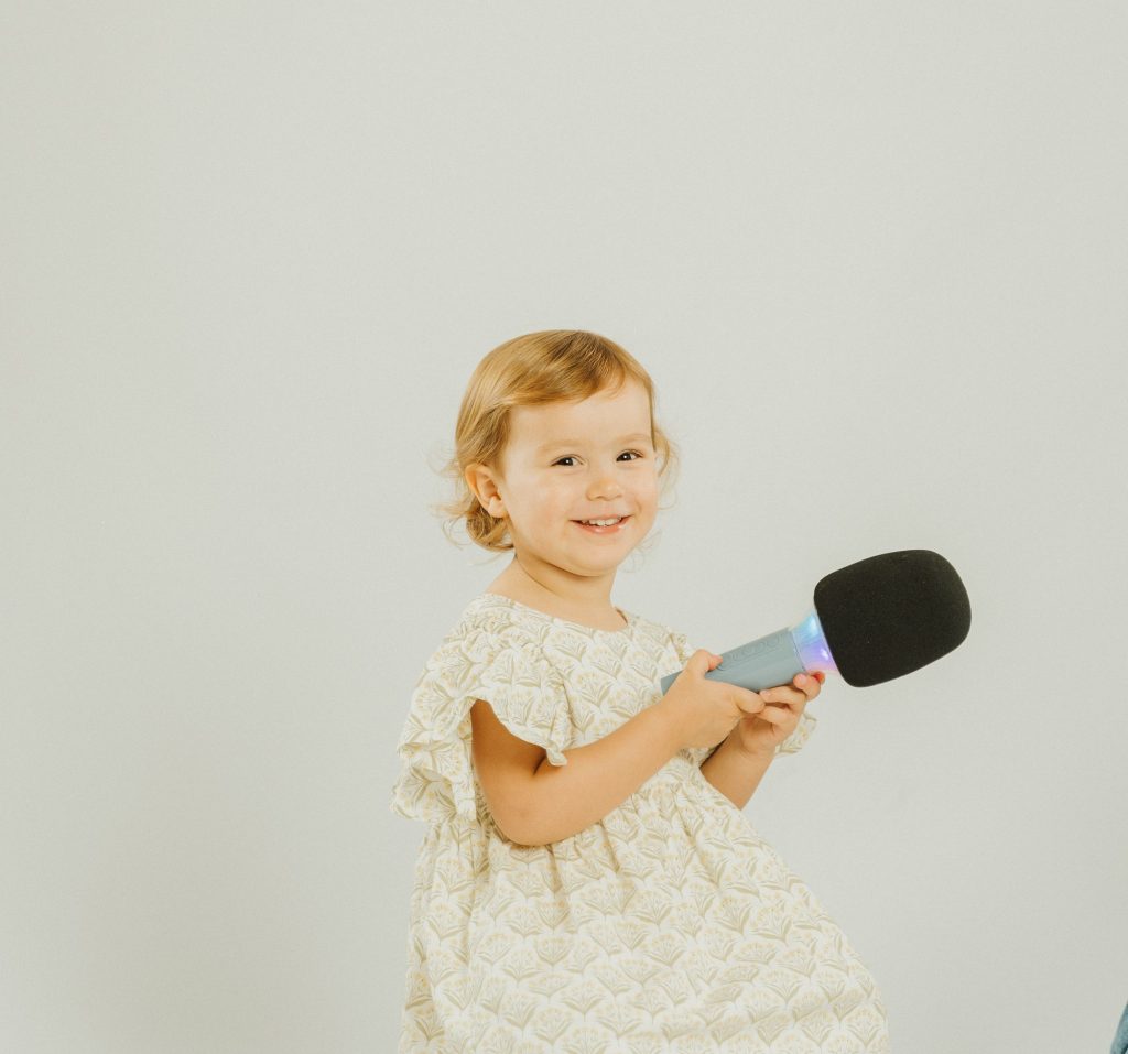 criança saudável com voz feliz criança saudável com voz feliz